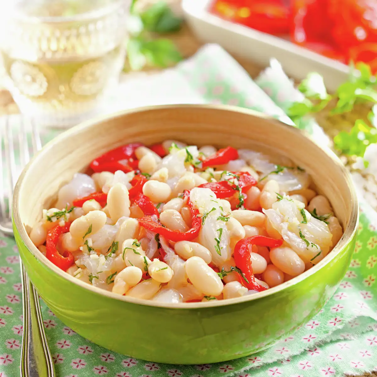 Ensalada de bacalao, judías blancas y pimientos