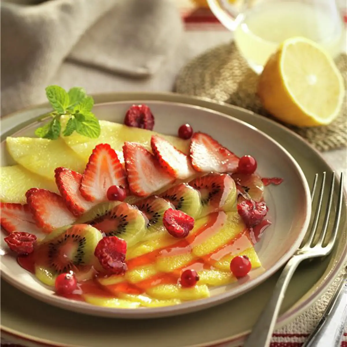 Carpaccio de fruta con salsa de frambuesas