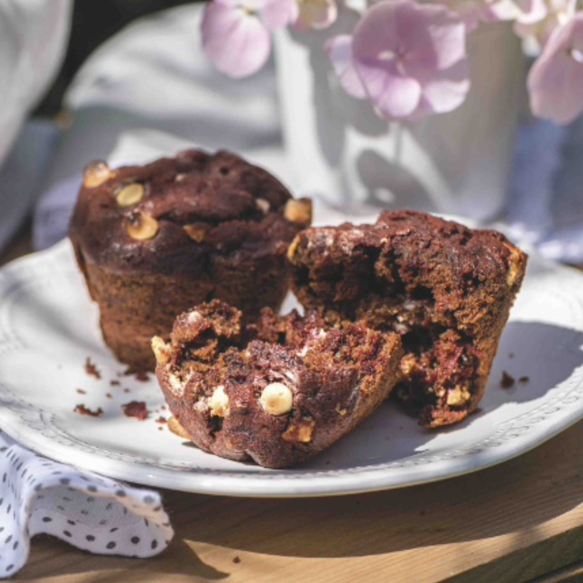 Magdalenas de cacao y chocolate blanco