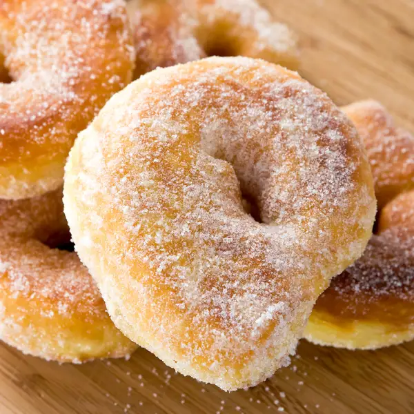 Rosquillas de yogur y limón, un postre de pueblo sin horno y con pocos ingredientes, ¡en solo 15 minutos!