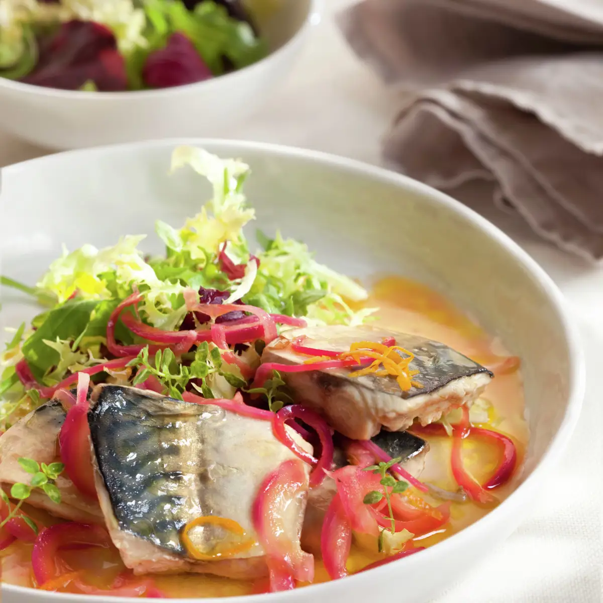 Caballa en escabeche con ensalada verde