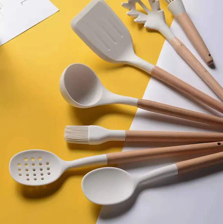 Utensilios de cocina blancos, de silicona con mango de madera