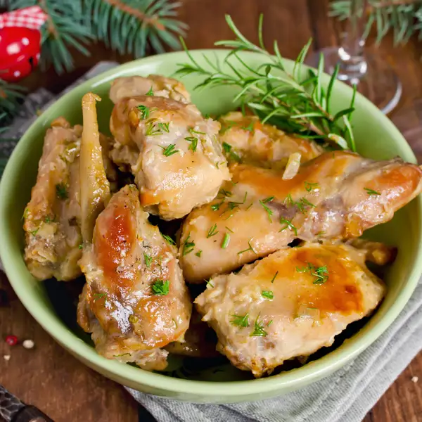 Conejo al romero con manzanas, receta fácil y deliciosa que lo tiene todo para triunfar