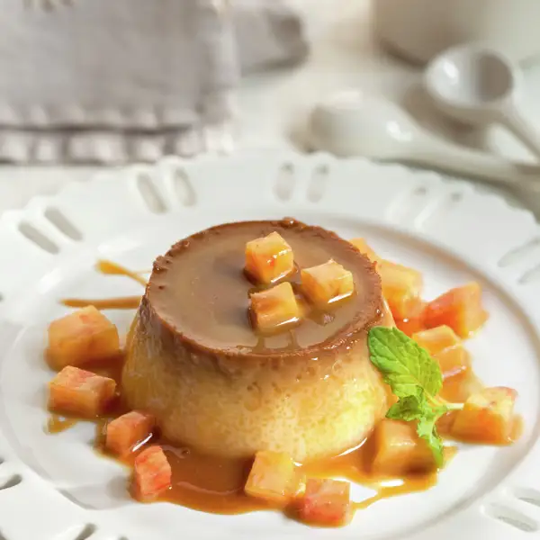 La receta de flan que aprendí de una amiga argentina: con dulce de leche y melocotón
