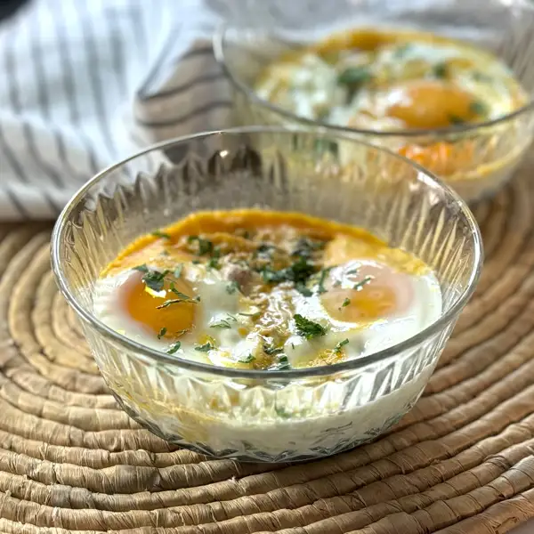 Huevos al plato en microondas. Un plato completo y sabroso, ¡en 6 minutos y con 3 ingredientes!