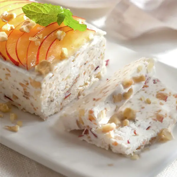 Ni mousse, ni helado: semifrío de yogur con nueces y ciruelas, un postre refrescante y fácil para lucirte