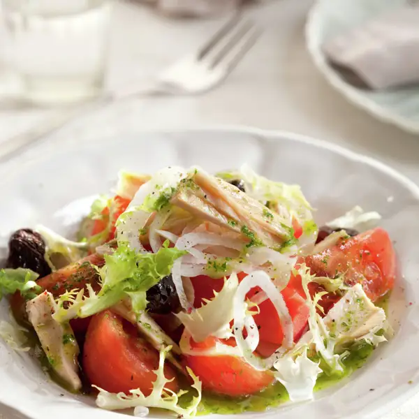 El aderezo que le añades a los tomates y los convierte en un bocado delicioso: ensalada fácil de tomates aliñados con bonito y aceitunas, ¡en 15 minutos!