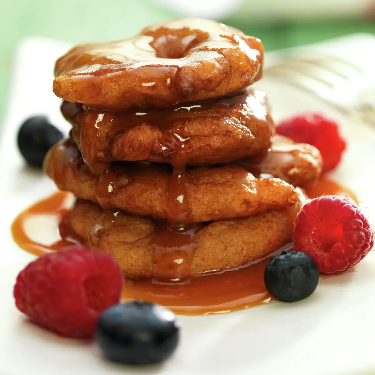 Tortitas de plátano con frutos rojos