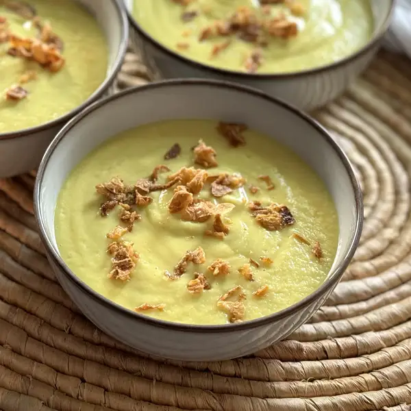 Ni aburrida, ni insípida: Crema de coliflor con curry, el toque exótico con un sabor impresionante. ¡En solo 20 minutos!