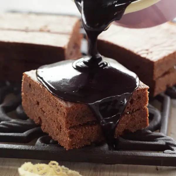 Cómo hacer un glaseado de espejo (cobertura de chocolate brillante para postres)