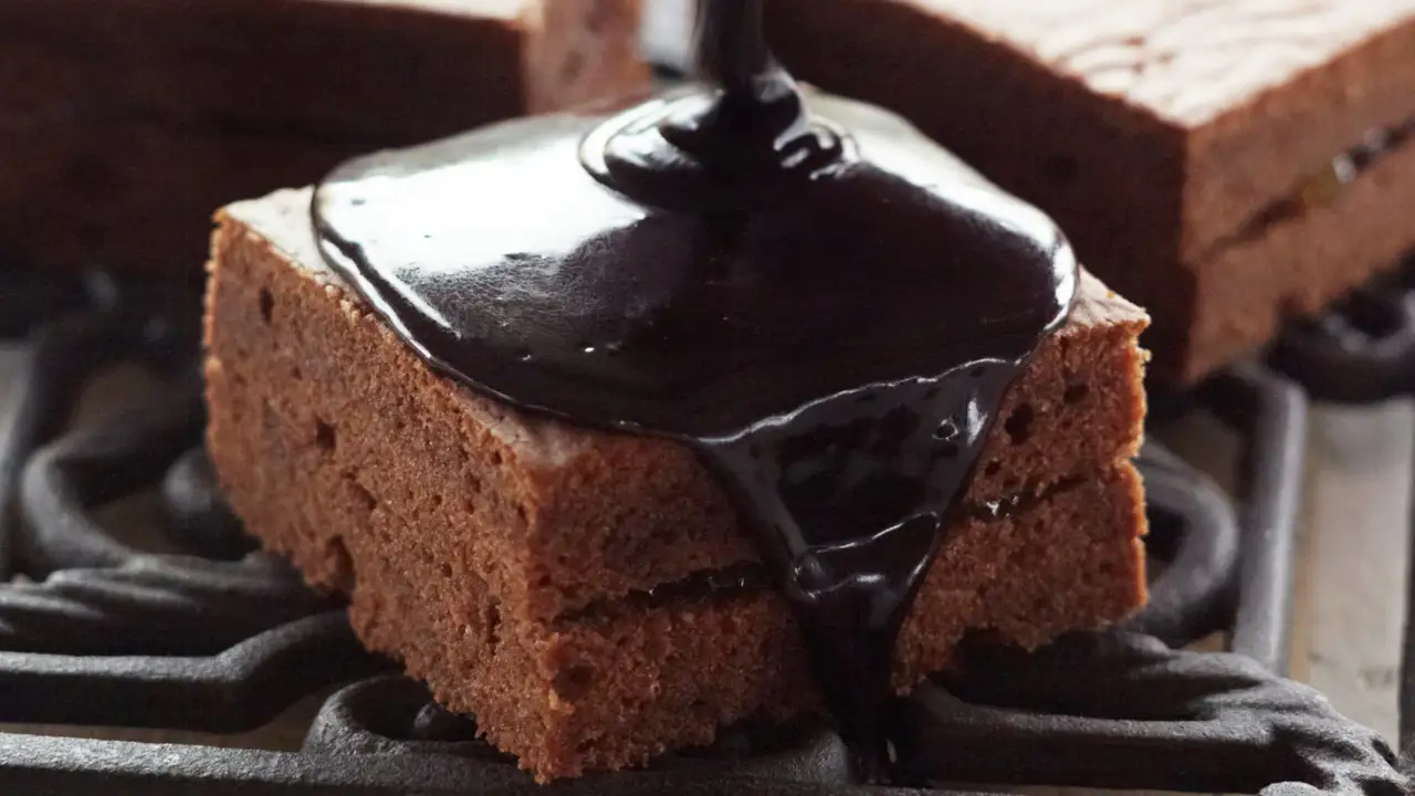 Cómo hacer un glaseado de espejo (cobertura de chocolate brillante para  postres), image size:1280x720