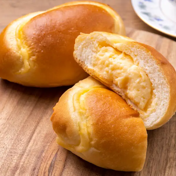 Bollitos rellenos de crema pastelera, un postre facilísimo y suave que se prepara ¡sin horno!