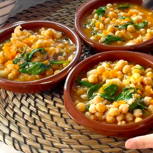 Garbanzos con bacalao y espinacas, la receta de la abuela ¡en 15 minutos y al microondas!