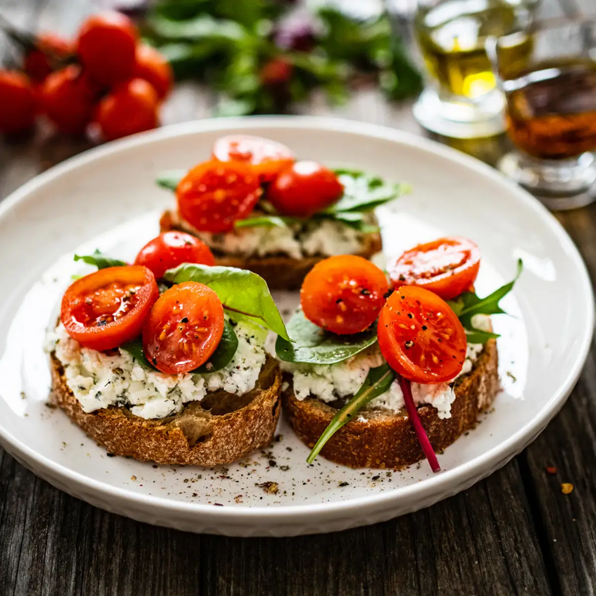 Aperitivo de queso cottage con tomate y albahaca iStock 1591287407