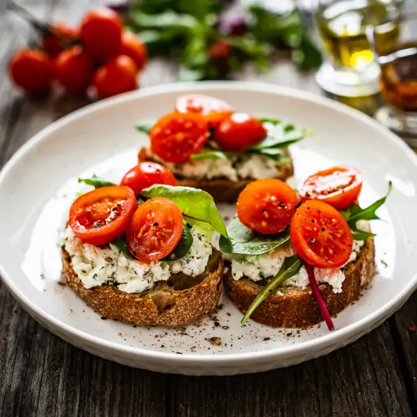 Aperitivo de queso cottage con tomate y albahaca: fácil, rápido y delicioso