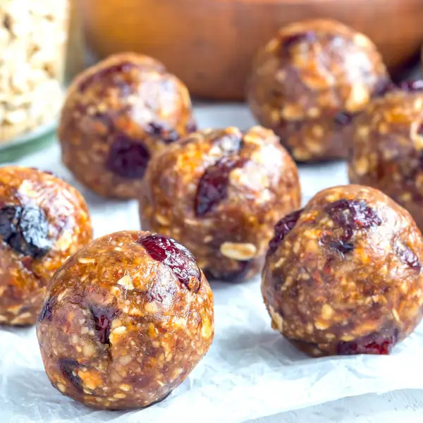 No son de chocolate y puedes comerlas sin sentirte culpable: energy balls, bocaditos dulces, ligeros y saludables (sin horno y listos en 20 minutos)