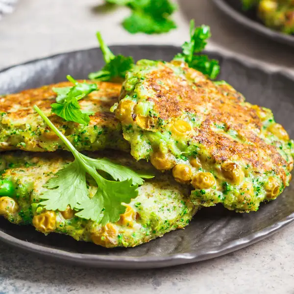 Que el brócoli no te aburra. Esta receta de tortitas de brócoli y guisantes es una cena saludable y ligera, ¡en 10 minutos!