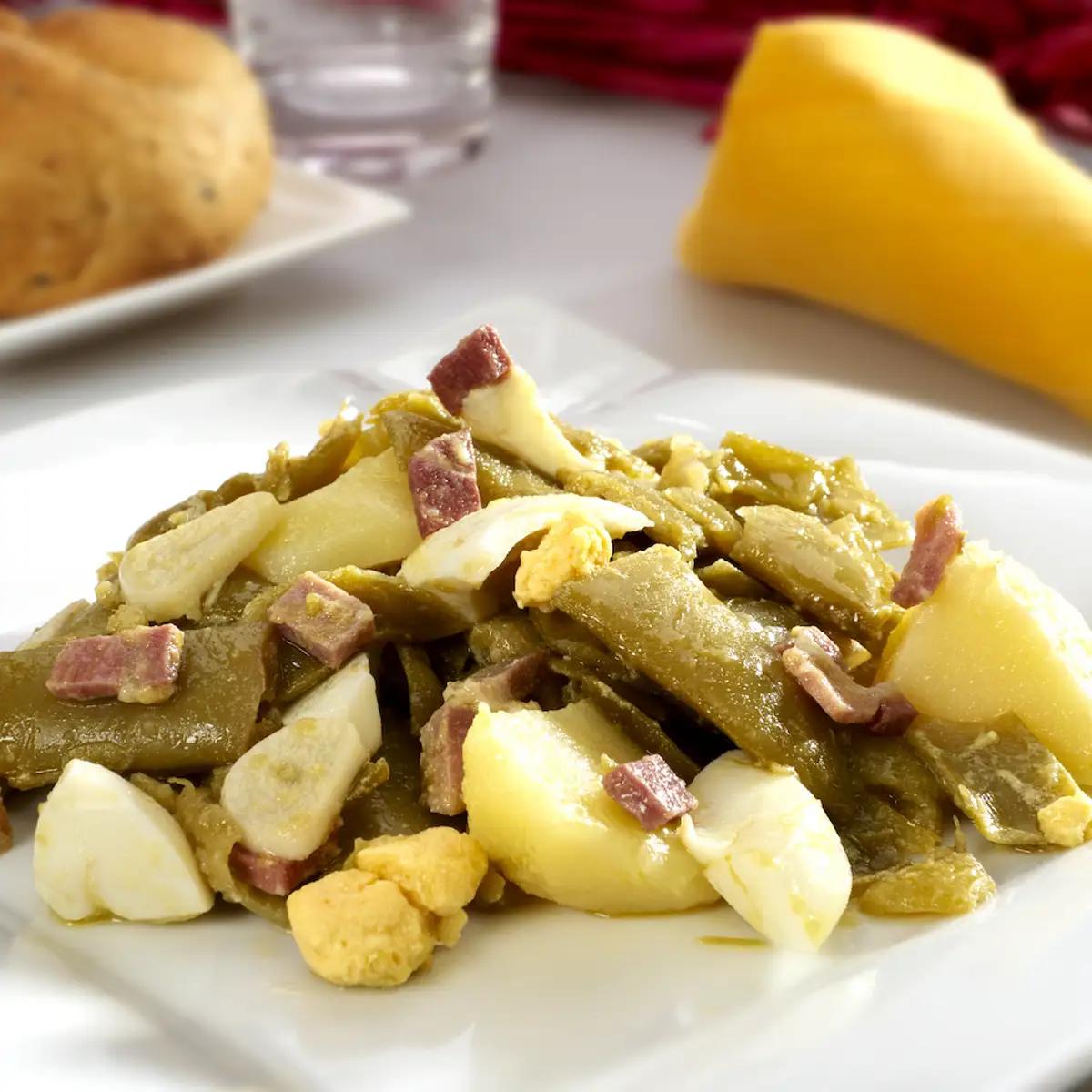 Judías verdes con patatas, huevo y jamón