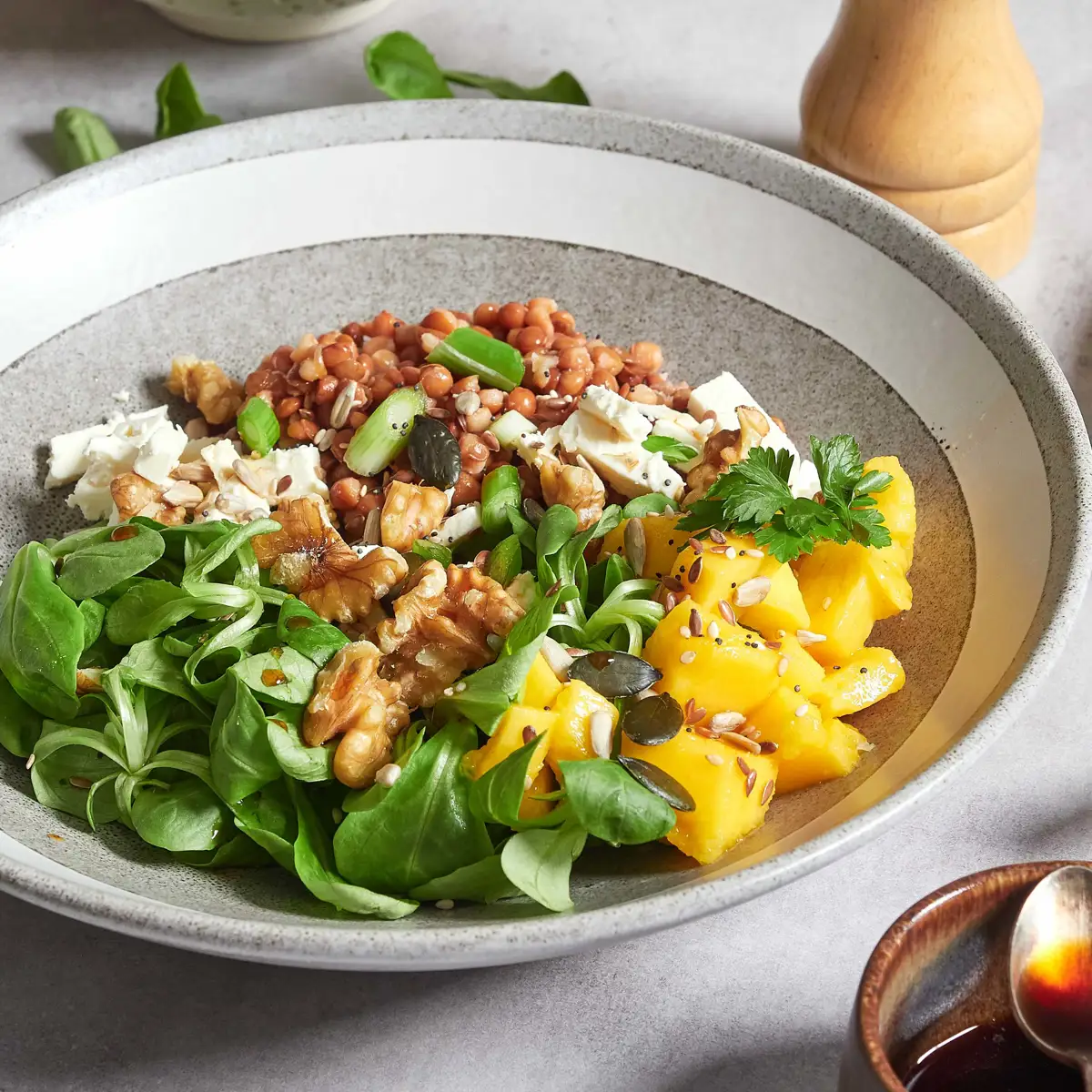 Ensalada de canónigos, mango, lentejas, queso y nueces