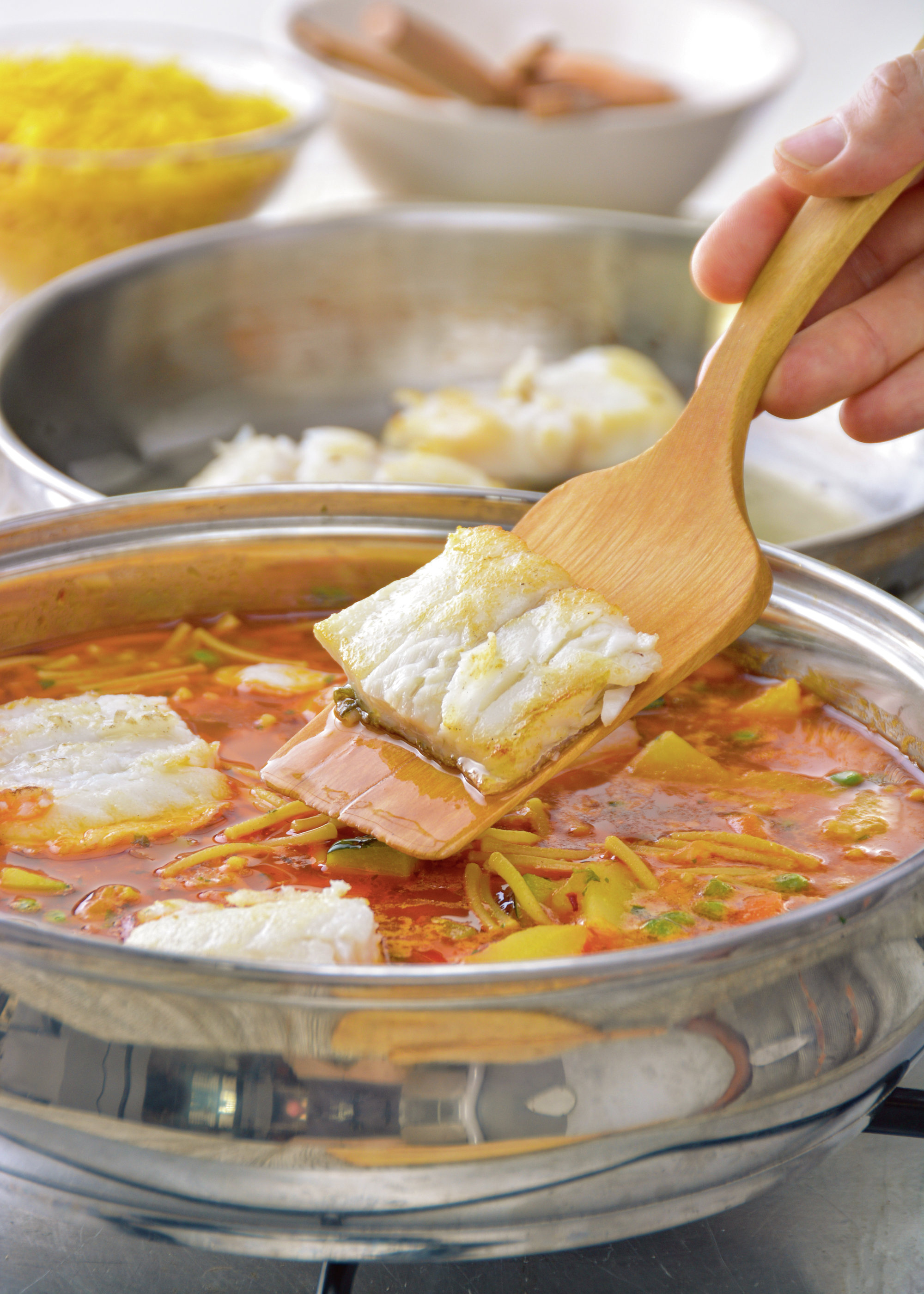 4. Agrega los fideos y el pescado