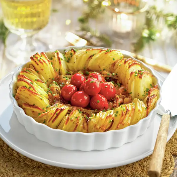 Corona de patata con cebolla y tomates cherri