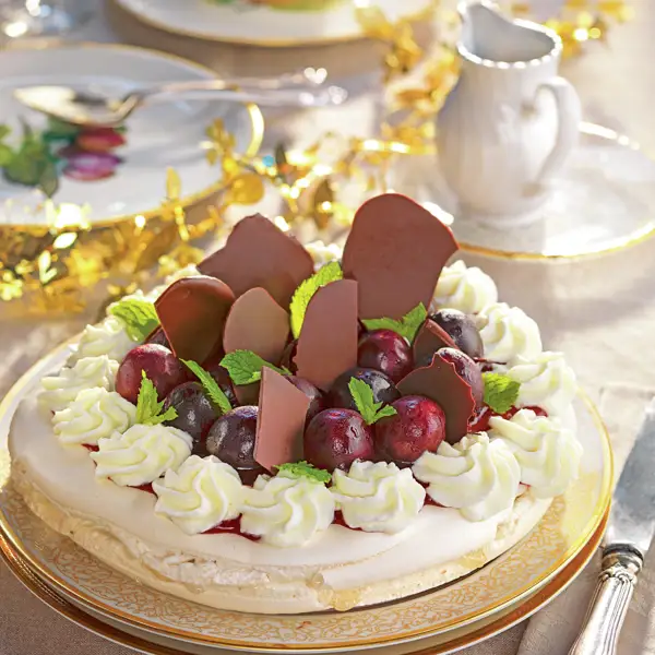 La tarta que ha destronado a mi tarta clásica de todos los domingos: tarta pavlova con cerezas, nata y chocolate