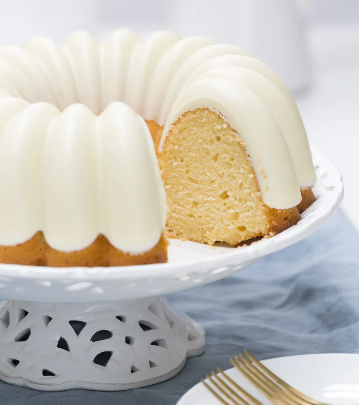 Bundt cake con concha de chocolate blanco