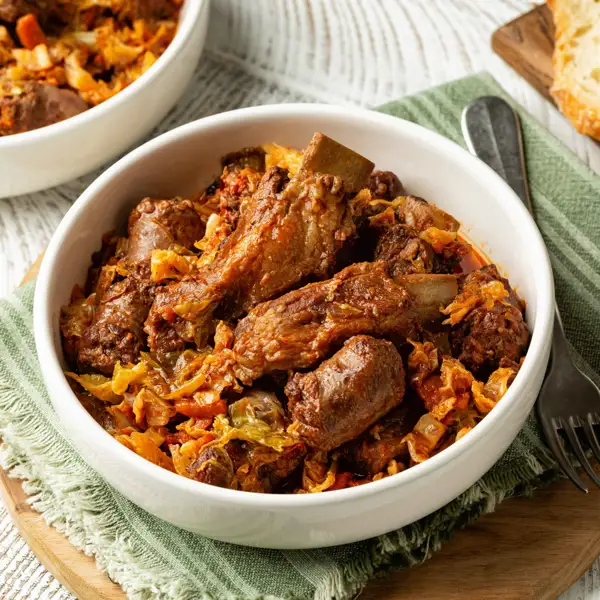 El plato de invierno reconfortante de la abuela lombarda: casseoula, cazzuola, cazzola o bottaggio (llámalo cómo quieras, lo vas a disfrutar igual)