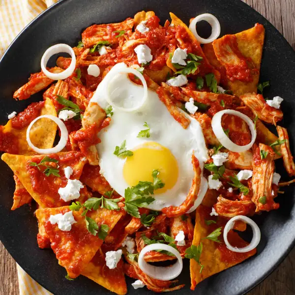 Ni verdes, ni divorciados: así se hacen los mejores chilaquiles rojos rancheros, ¡con huevos estrellados! 