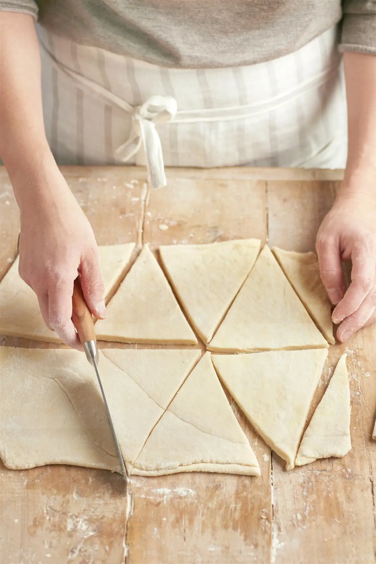 Cortar triángulos para formar los croissants