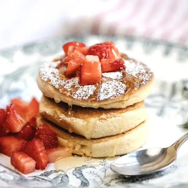 Ni al que lo cocina, ni al que lo come: los pancakes soufflé que no cansan a nadie (son esponjosos, se hacen en tiempo récord y ya lo tienes todo en la nevera)