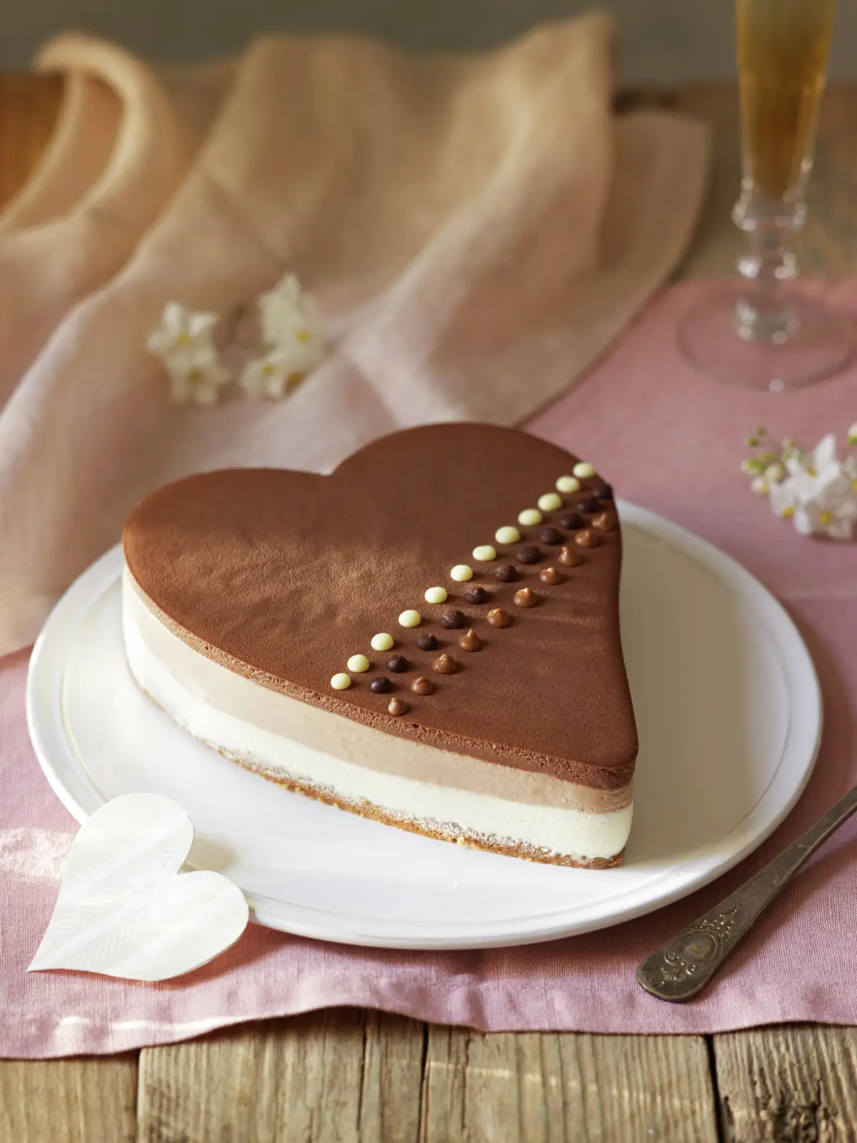 TARTA DE MOUSSE DE TRES CHOCOLATES.