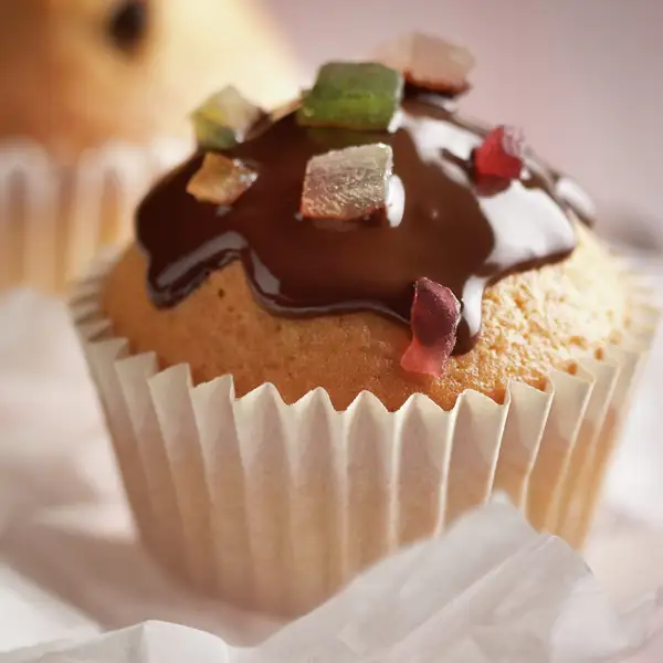 Magdalenas de la abuela bañadas con chocolate, un capricho al que no podrás resistirte (ni falta que hace)