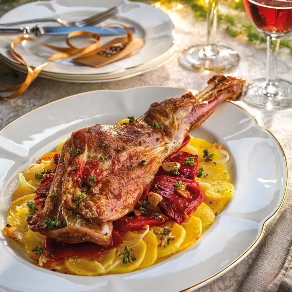 ¿Comida de fiesta? Prepara una paletilla de cordero al horno con patatas y piquillos. ¡Quedarás de lujo!