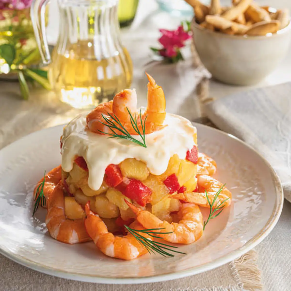 Timbal de ensaladilla con langostinos