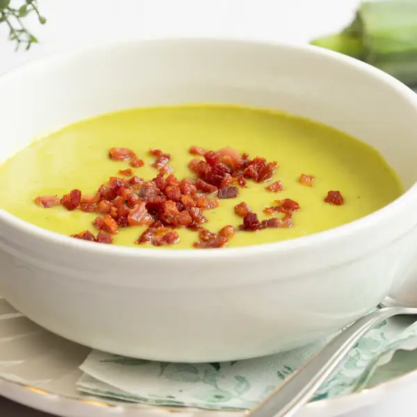 Crema de judías verdes con taquitos de jamón, la receta fácil y sana que se comerán hasta los niños (y la disfrutarán)