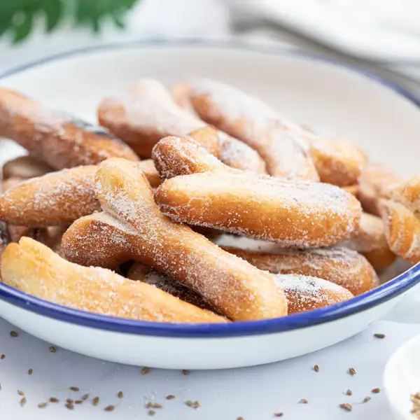 El secreto mejor guardado de la abuela extremeña: huesillos de Carnaval, los bocaditos dulces que rememoran tu infancia (y te los comerías de dos en dos)