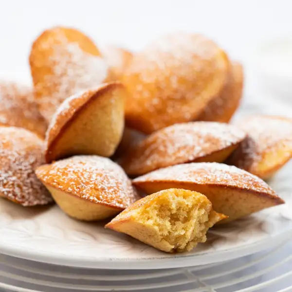 Crujientes por fuera, esponjosas por dentro: así se hacen las auténticas madeleines de almendra, la receta fácil de la abuela francesa, ¡en 10 minutos!