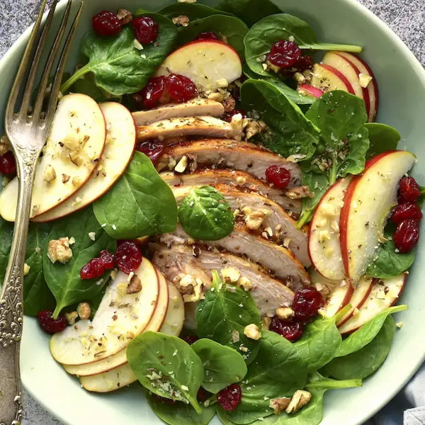 Ensalada de pavo, manzana y arándanos, una receta fácil, rápida y saludable