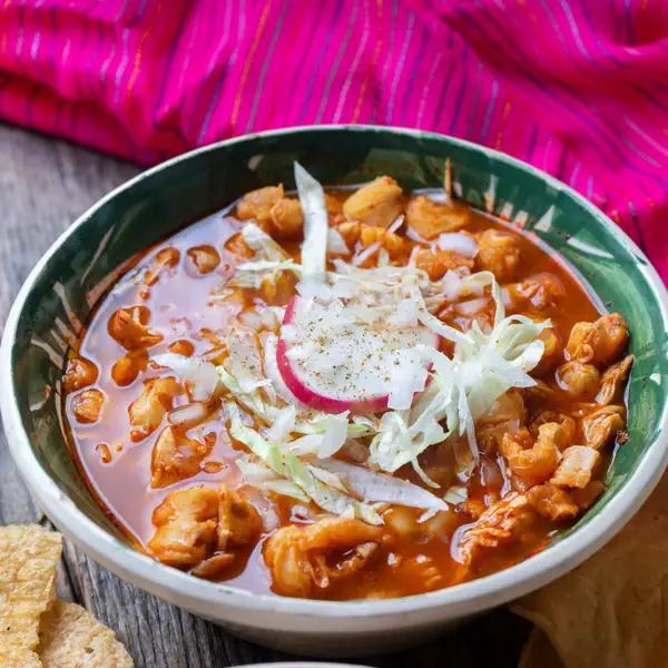 Pozole mexicano, descubre las tres versiones de la sopa más completa y diferente: blanco, verde y rojo