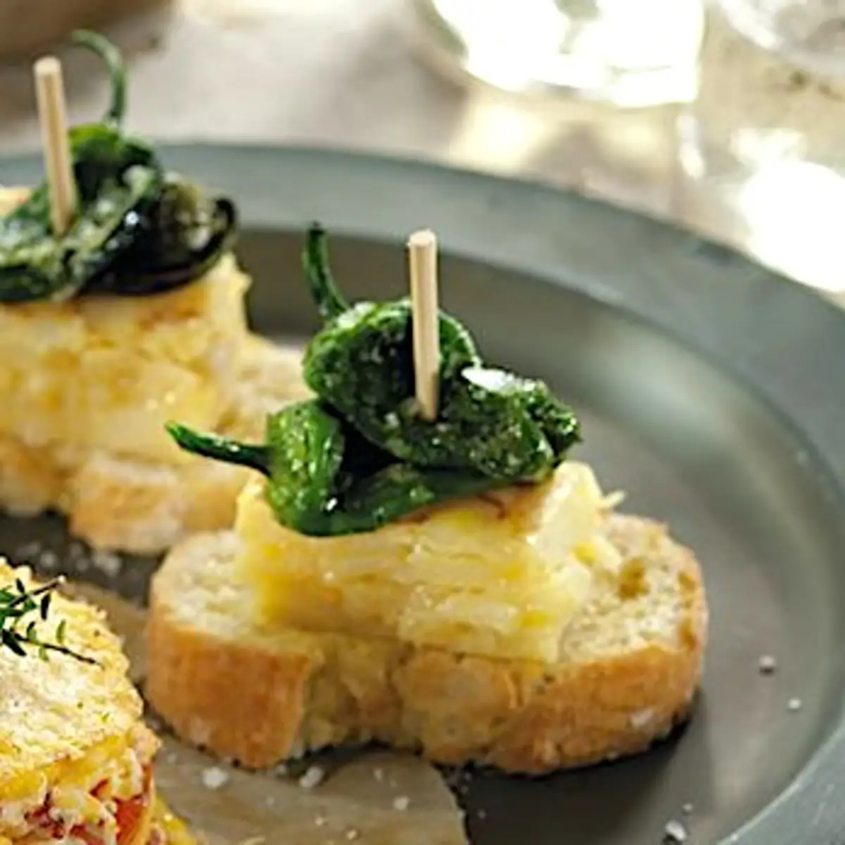 Tapa de tortilla de patatas con pimientos del Padrón