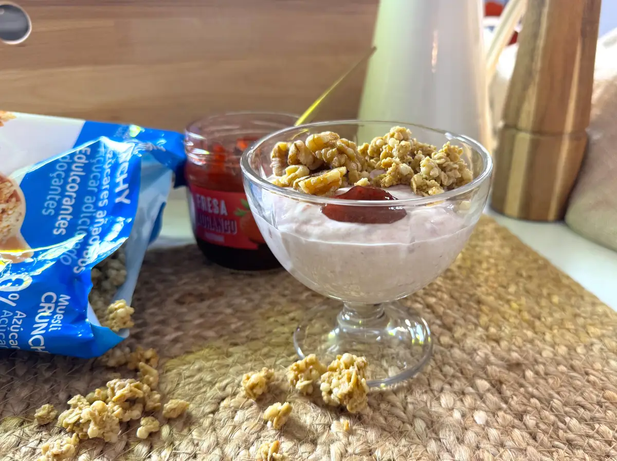 Copa de yogur con muesli crunchy y fresa