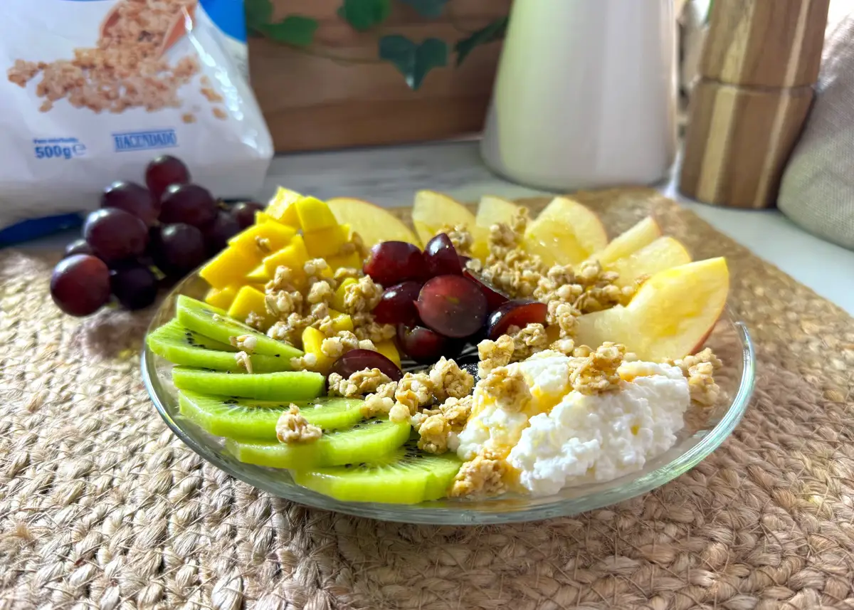 Ensalada de frutas con muesli cruncy y requesón