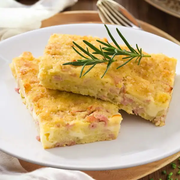 Ni tortilla ni quiche: pastel de patata, atún y beicon, una receta fácil y barata ideal para la cena o para llevar en el táper