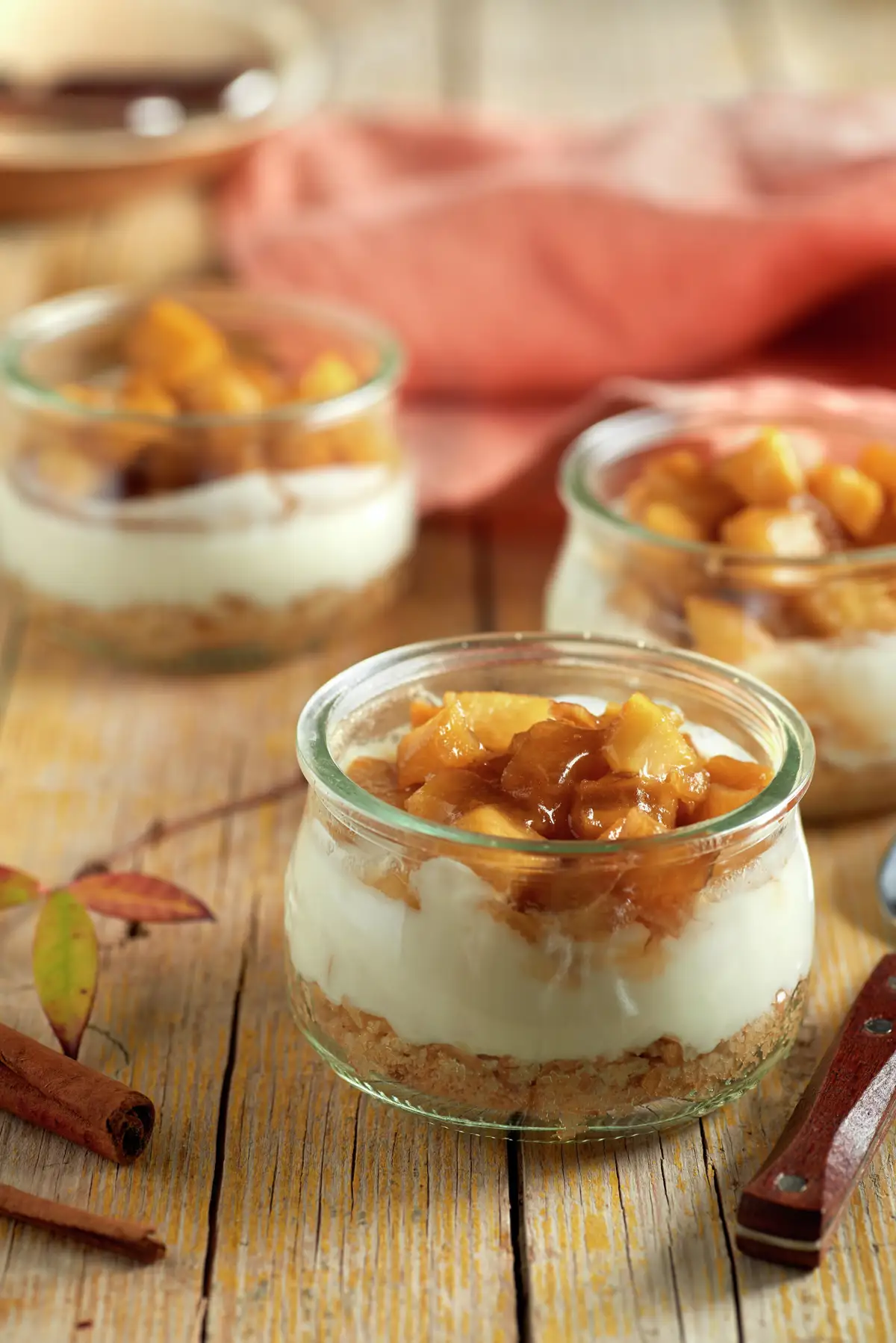 POSTRE DE YOGUR Y MANZANA CARAMELIZADA.