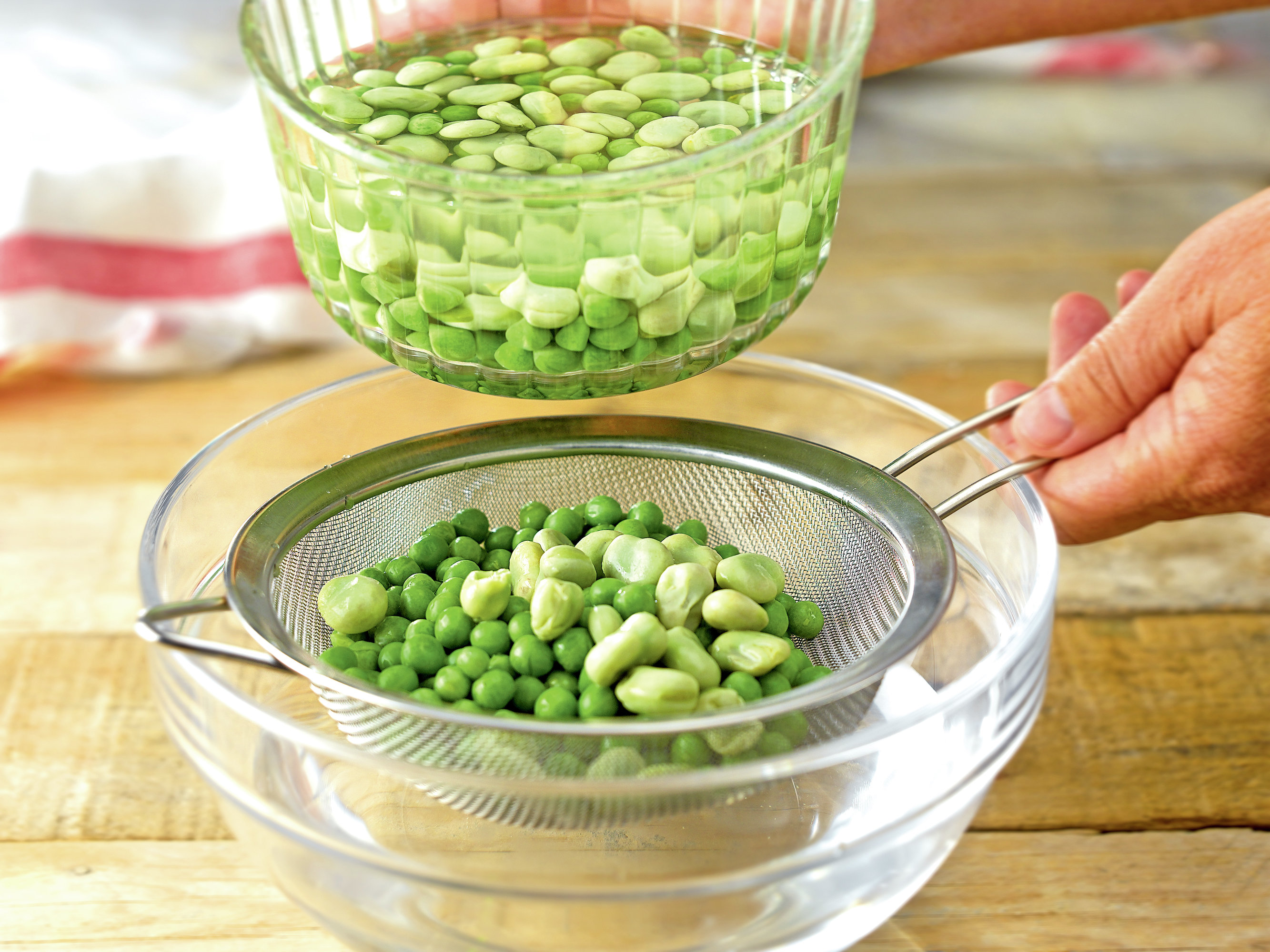 1. Prepara los guisantes y las habas
