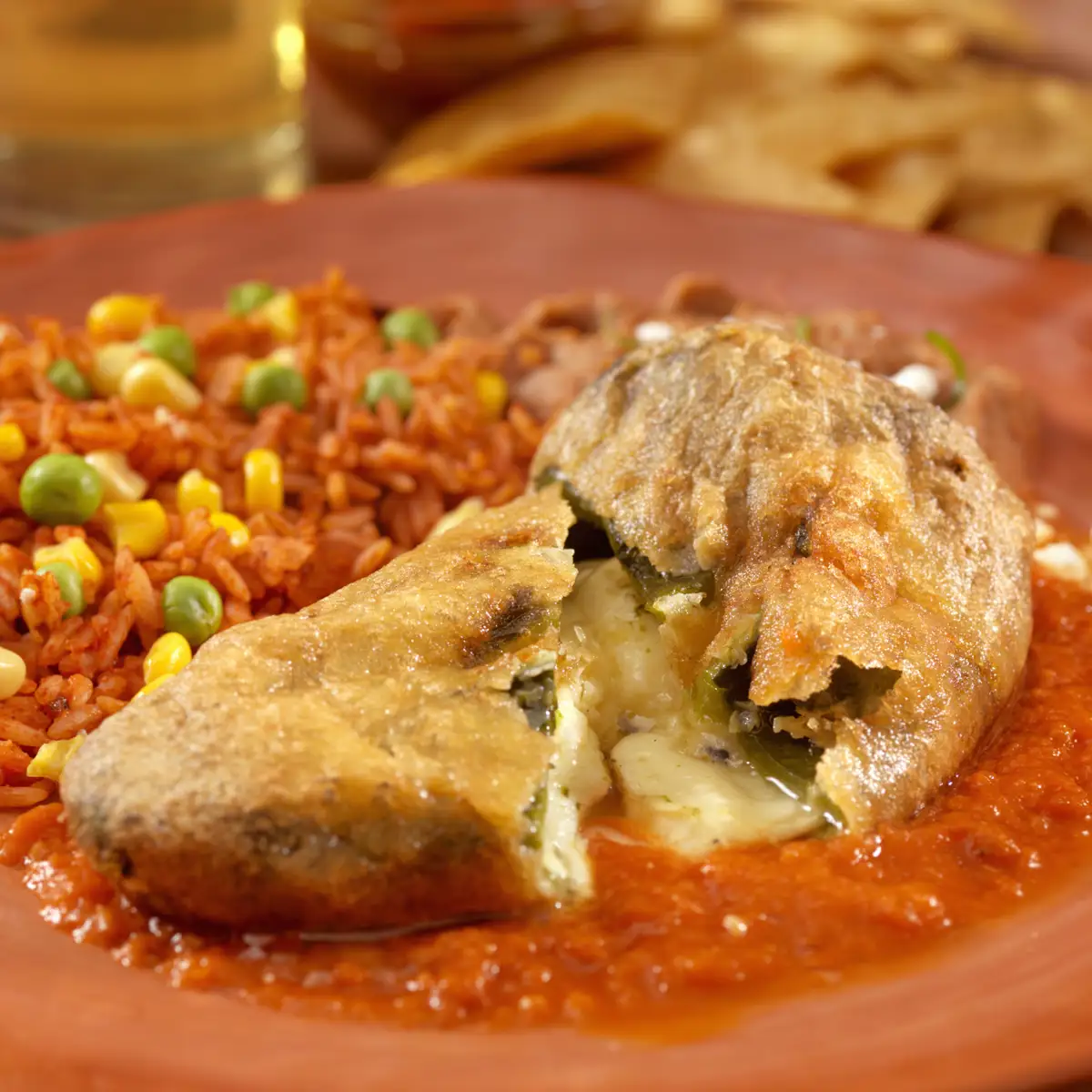 Chile poblano relleno de queso iStock 472150319