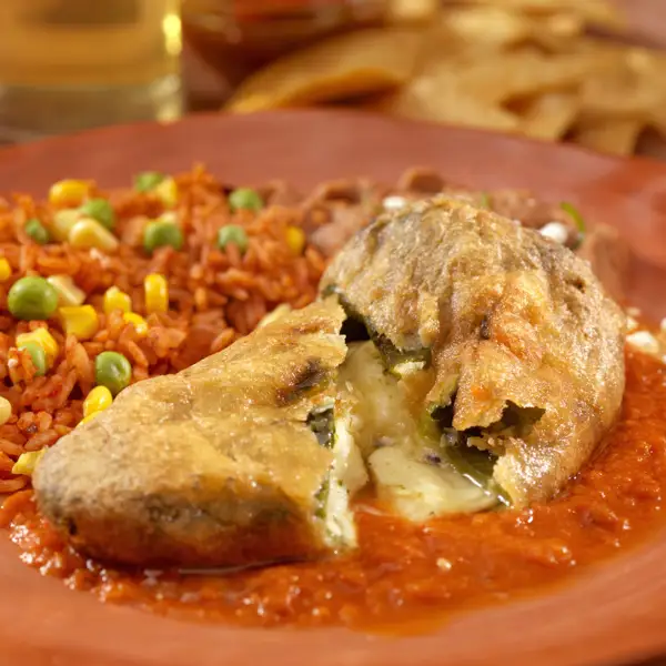 Chile poblano relleno de queso, así lo cocinan las abuelas mexicanas (y vas a repetir seguro)