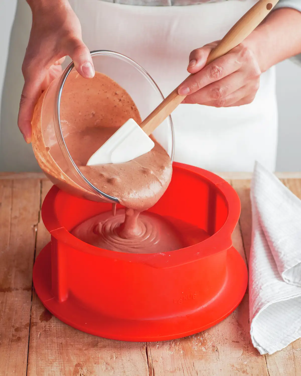 paso_a_paso_para_realizar_mousse_de_tres_chocolates_verter_la_mezcla_de_chocolate_en_el_molde