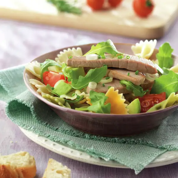 La ensalada de pasta más completa del verano: con aguacate y bonito fresco